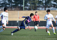 ゴール前で激しい攻防を繰り広げる広島ユースと京都U-18の選手たち【JINYC GS 第1節 広島ユースvs京都U-18】