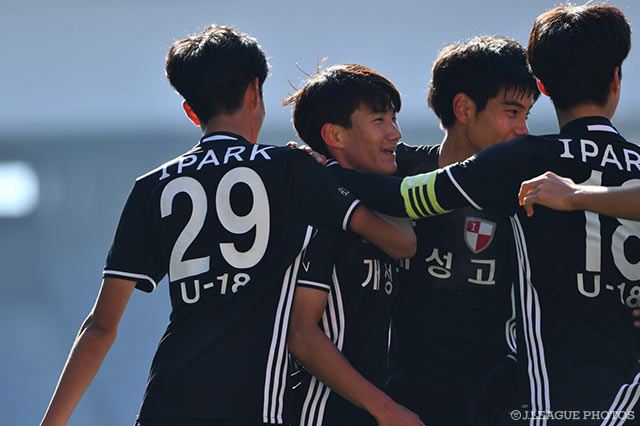 ゴールを挙げた釜山。得点者の周りに歓喜の輪が生まれる【JINYC GS 第1節 釜山vsエストゥディアンテス】