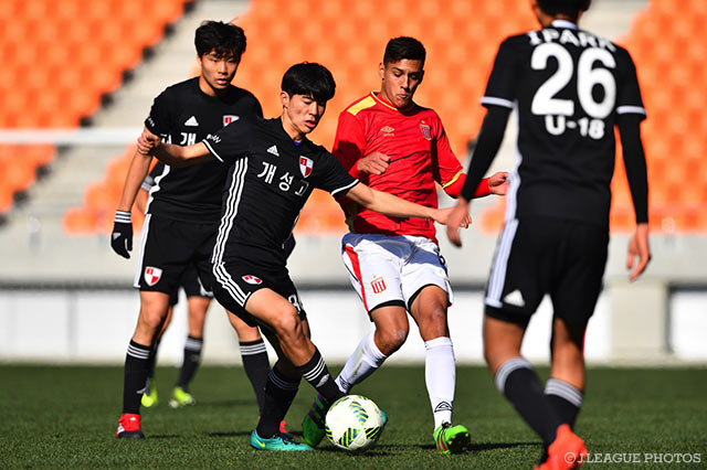 韓国とアルゼンチンの若き精鋭たちが球際で激しい攻防を繰り広げる【JINYC GS 第1節 釜山vsエストゥディアンテス】