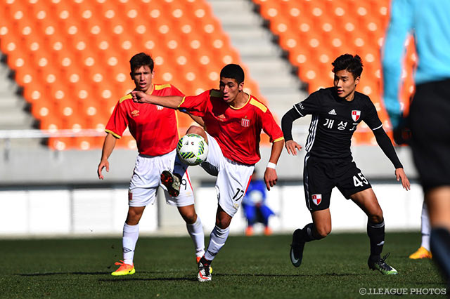 巧みなボールコントロール披露するエストゥディアンテスのゴンザレス　ヴィレーガス【JINYC GS 第1節 釜山vsエストゥディアンテス】