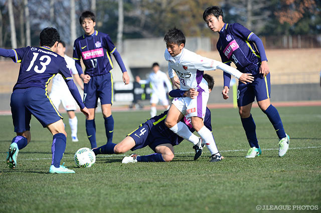 中盤で突破をはかる橋本　尽(京都）【JINYC GS 第1節 広島ユースvs京都U-18】