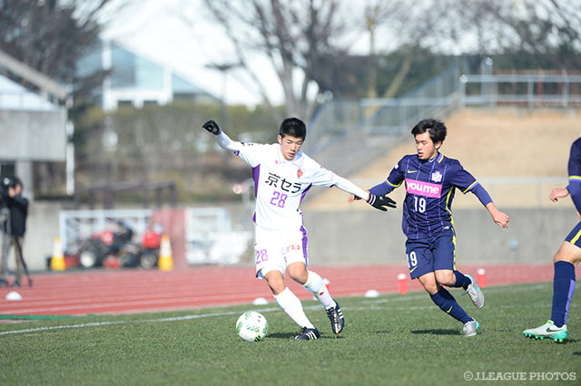 ライン際で攻防をみせる京都U-18の竹島　京介と広島ユースの仙波　大志【JINYC GS 第1節 広島ユースvs京都U-18】