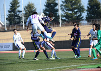 迫力の空中戦をみせる京都U-18の長峰　健太【JINYC GS 第1節 広島ユースvs京都U-18】