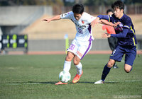 相手と競り合いながら突破をはかる服部　航平（京都U-18）【JINYC GS 第1節 広島ユースvs京都U-18】