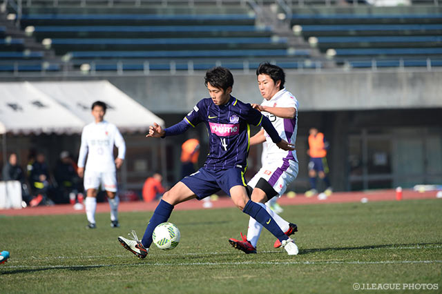 相手を抑えながらボールをキープする里岡　龍斗（広島ユース）【JINYC GS 第1節 広島ユースvs京都U-18】