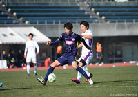 相手を抑えながらボールをキープする里岡　龍斗（広島ユース）【JINYC GS 第1節 広島ユースvs京都U-18】