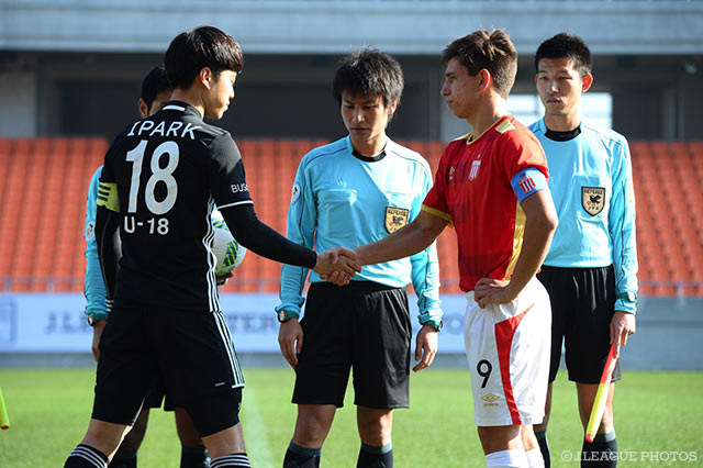 握手を交わす両チームのキャプテン【JINYC GS 第1節 釜山vsエストゥディアンテス】