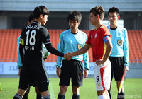 握手を交わす両チームのキャプテン【JINYC GS 第1節 釜山vsエストゥディアンテス】