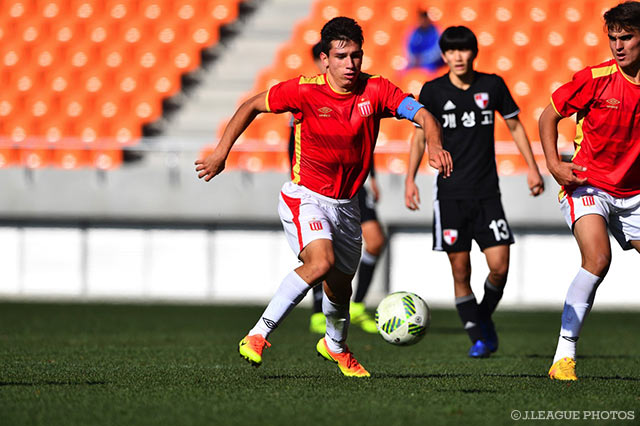 力強い突破をみせる主将のファカンド　ムーラ【JINYC GS 第1節 釜山vsエストゥディアンテス】