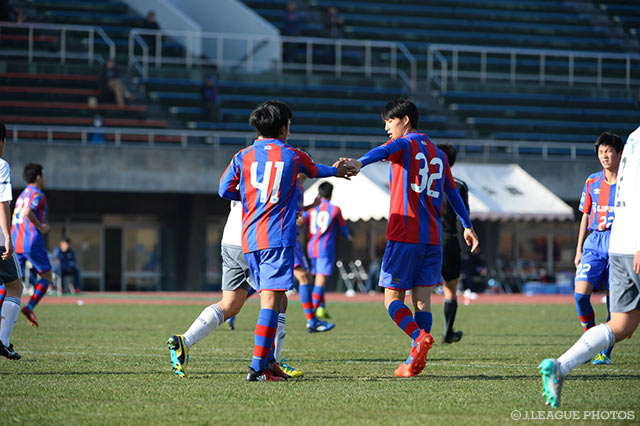 試合を決定づける3点目を決めた今村　涼一（#32）を久保　建英（#41）が祝福。【JINYC GS 第1節 ＦＣ東京U-18vs松本U-18】