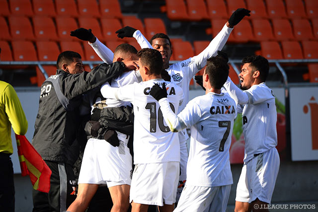 得点をしたパトリック　フェヘイラの周りに輪を作るフィゲレンセの選手たち【JINYC GS 第1節 パースグローリーvsフィゲレンセ】