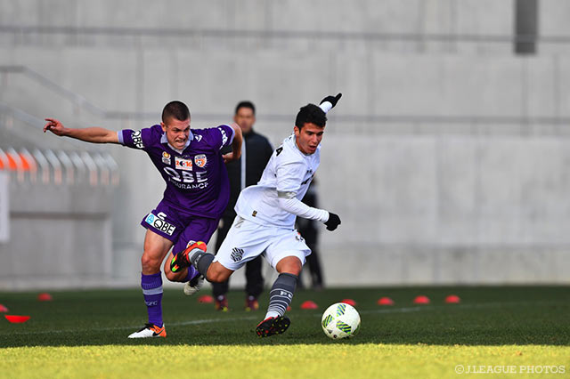 タッチライン際の競り合いは譲るまいと奮闘する両チームの選手たち【JINYC GS 第1節 パースグローリーvsフィゲレンセ】