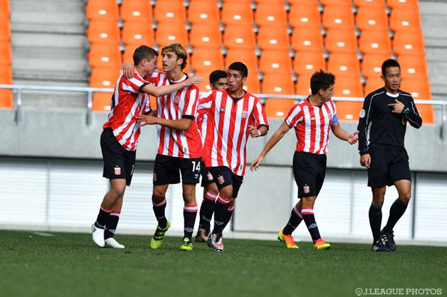 イマノル エンリケスのゴールを祝福するエストゥディアンテスの選手たち【JINYC GS 第2節 広島vsエストゥディアンテス】