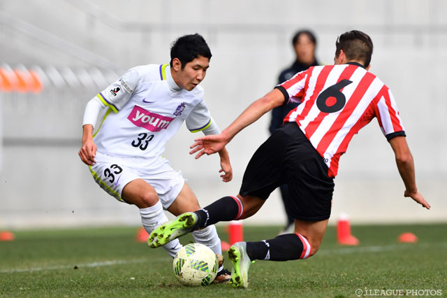 ドリブルで突破をはかる広島の大堀 亮之介【JINYC GS 第2節 広島vsエストゥディアンテス】