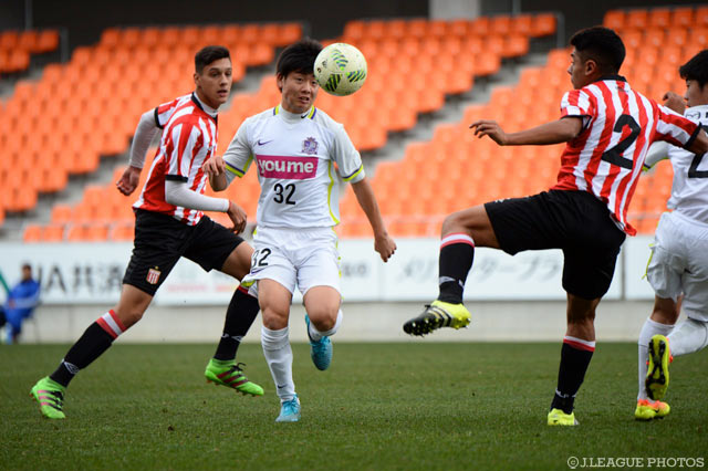 相手の堅い守備を前になかなか得点に繋げられない広島の渡部 快斗【JINYC GS 第2節 広島vsエストゥディアンテス】