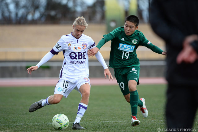 ボールをとりに激しくプレッシャーをかける松本の林 広大【JINYC GS 第2節 松本U-18vsパースグローリー】