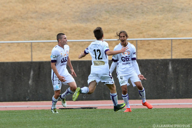 終了間際に3点目を決め喜ぶパースグローリーのリリー ワーランド【JINYC GS 第2節 松本U-18vsパースグローリー】