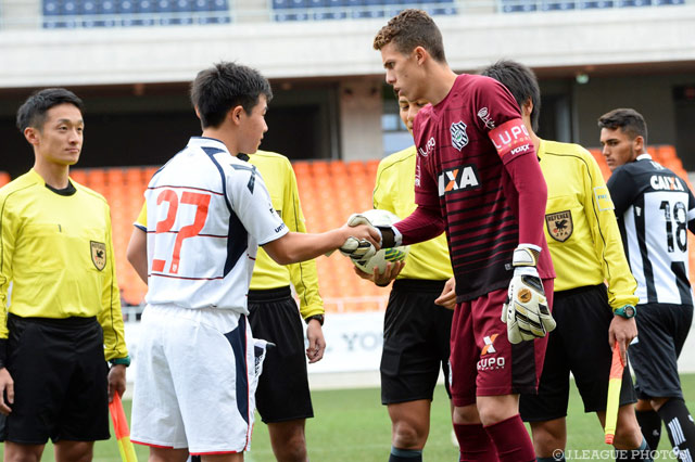 握手を交わす両チームのキャプテン【JINYC GS 第2節 ＦＣ東京U-18vsフィゲレンセ】