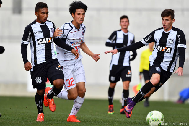 フィゲレンセの選手と激しくコンタクトをするＦＣ東京U-18の今村 涼一【JINYC GS 第2節 ＦＣ東京U-18vsフィゲレンセ】