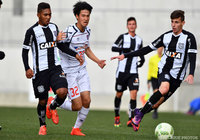 フィゲレンセの選手と激しくコンタクトをするＦＣ東京U-18の今村 涼一【JINYC GS 第2節 ＦＣ東京U-18vsフィゲレンセ】