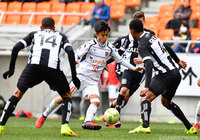 3人に囲まれても冷静にドリブルする久保 建英【JINYC GS 第2節 ＦＣ東京U-18vsフィゲレンセ】