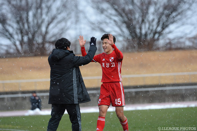 先制点の後監督の下に駆け寄るイォ ジュンウォン（釜山）【JINYC GS 第3節 広島vs釜山】