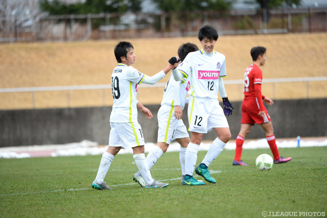 仙波 大志がゴールの喜びを松本 大弥と分かち合う（共に広島）【JINYC GS 第3節 広島vs釜山】