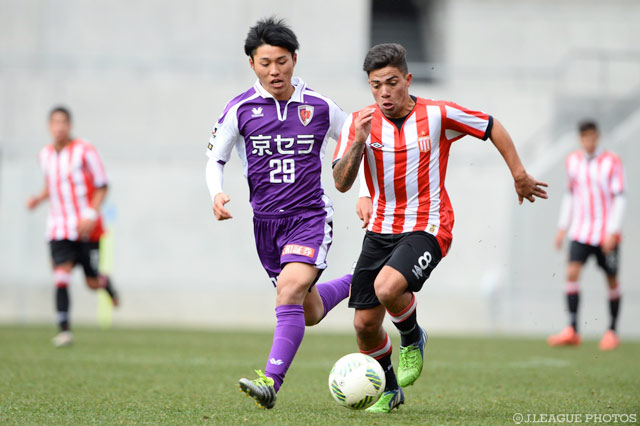 競り合う共に途中出場の津野 絢世（京都）とマティアス ゴンザレス（エストゥディアンテス）【JINYC GS 第3節 京都vsエストゥディアンテス】