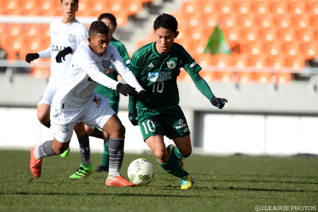前線で仕掛ける丸山 航平（松本）【JINYC GS 第3節 松本U-18vsフィゲレンセ】