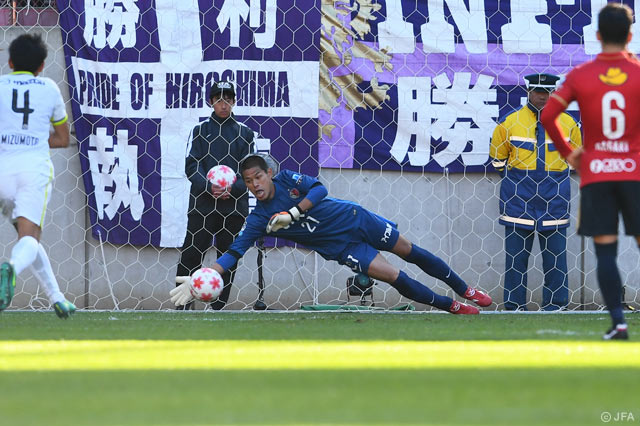 鋭い反応でPKを見事に阻止した曽ヶ端 準（鹿島）【天皇杯 準々決勝 鹿島vs広島】