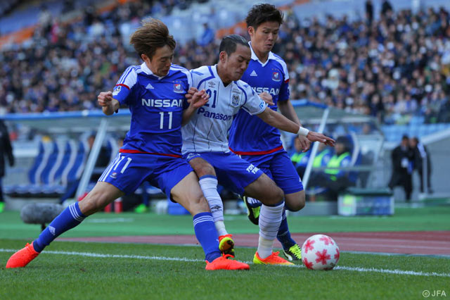 ライン際で激しいマークを受ける井手口 陽介（Ｇ大阪）【天皇杯 準々決勝 横浜FMvsＧ大阪】