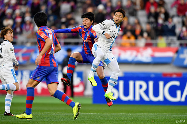 空中戦で競り合う丸山 祐市（FC東京）と小林 悠（川崎Ｆ）【天皇杯 準々決勝 FC東京vs川崎Ｆ】