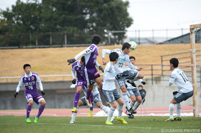 ヘディングで競り勝つ山﨑 拓実（松本）【JINYC 7/8位決定戦 京都U-18vs松本U-18】