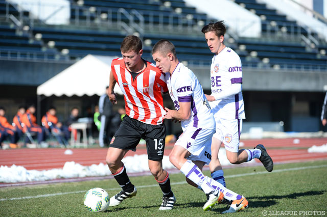 ピッチサイドには積雪が残る中試合が行われる【JINYC 5/6位決定戦 エストゥディアンテスvsパースグローリー】