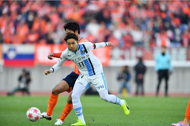競り合う小林 悠（川崎Ｆ）【天皇杯 準決勝 大宮vs川崎Ｆ】