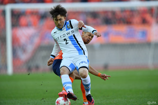 激しい寄せにあう登里 享平（川崎Ｆ）【天皇杯 準決勝 大宮vs川崎Ｆ】