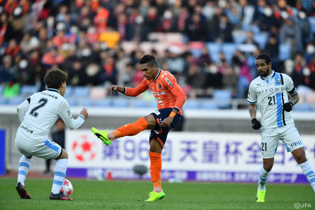 シュートを打つマテウス（大宮）【天皇杯 準決勝 大宮vs川崎Ｆ】