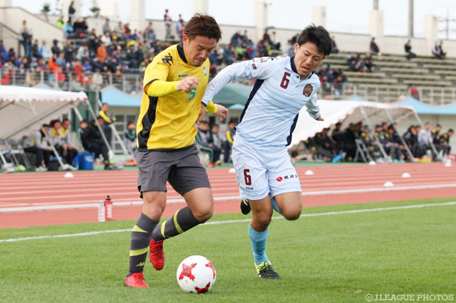 多々良 敦斗（千葉）をマークする田辺 圭佑（琉球）【DAZNニューイヤー杯 沖縄ラウンド 千葉vs琉球】