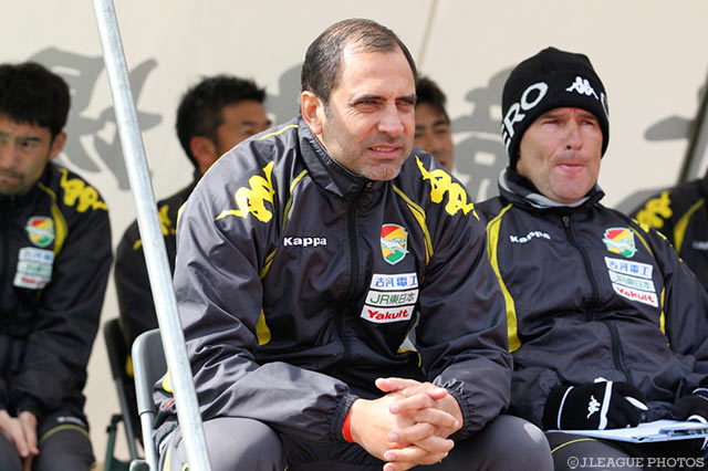 ピッチを見守る千葉のフアン エスナイデル新監督【DAZNニューイヤー杯 沖縄ラウンド 千葉vs琉球】