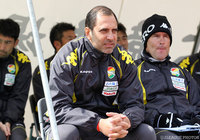 ピッチを見守る千葉のフアン エスナイデル新監督【DAZNニューイヤー杯 沖縄ラウンド 千葉vs琉球】