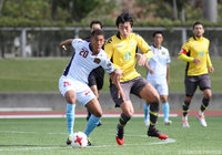 マッチアップする山川 デション諒（琉球）と高橋 壱晟（千葉）【DAZNニューイヤー杯 沖縄ラウンド 千葉vs琉球】