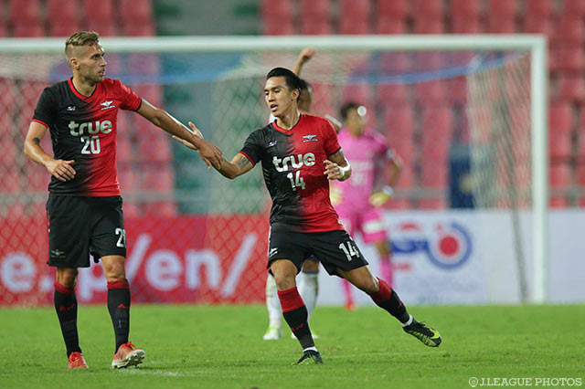 TEERATEP WINOTHAI（#14）のヘディングシュートで1点差に詰め寄ったバンコクＵ【アジアチャレンジ バンコクＵvs横浜FM】