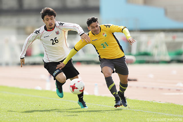 ライン際の攻防を繰り広げる早坂 良太（札幌）とホルヘ サリーナス（千葉）【DAZNニューイヤー杯 沖縄ラウンド 札幌vs千葉】