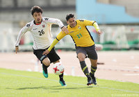 ライン際の攻防を繰り広げる早坂 良太（札幌）とホルヘ サリーナス（千葉）【DAZNニューイヤー杯 沖縄ラウンド 札幌vs千葉】