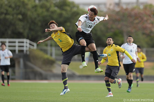 激しい空中戦を展開する近藤 直也（千葉）と上原 慎也（札幌）【DAZNニューイヤー杯 沖縄ラウンド 札幌vs千葉】