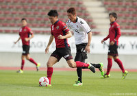 田辺 圭佑（琉球）にプレッシャーをかける金園 英学（札幌）【DAZNニューイヤー杯 沖縄ラウンド 琉球vs札幌】