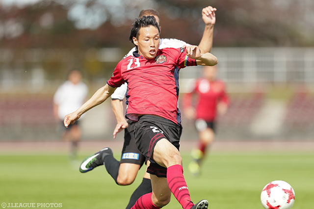 左サイドから積極的にクロスを供給した新井 幹人（琉球）【DAZNニューイヤー杯 沖縄ラウンド 琉球vs札幌】