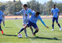 激しく競り合う三門 雄大（福岡）と田所 諒（横浜FC）【DAZNニューイヤー杯 宮崎ラウンド 横浜FCvs福岡】