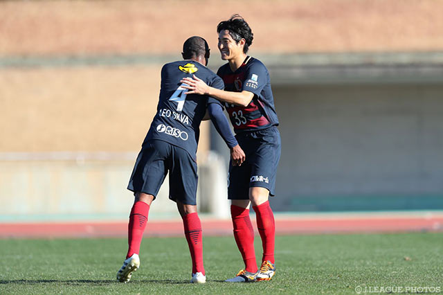 レオ シルバ（左）のパスを金崎 夢生が落ち着いて決め、2点差とした鹿島【DAZNニューイヤー杯 宮崎ラウンド 長崎vs鹿島】