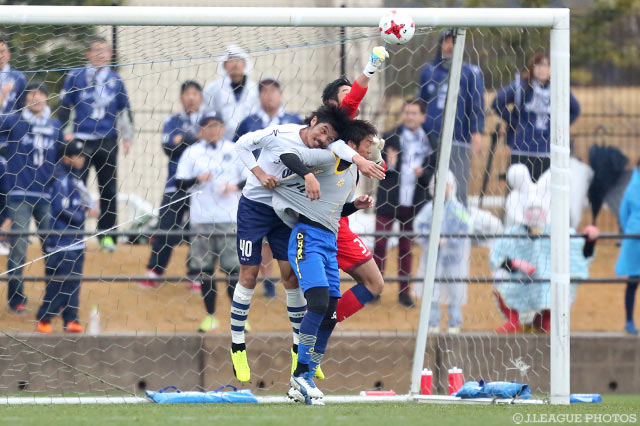 ゴール前での空中戦は山岡 哲也（鹿児島）がパンチングでクリア【DAZNニューイヤー杯 鹿児島ラウンド 鹿児島vs北九州】